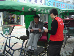Ningbo University student helping Ningbo resident Ningbo University student helping Ningbo resident