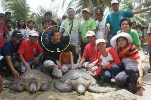 Asis Perez releasing sea turtles, Philippines
